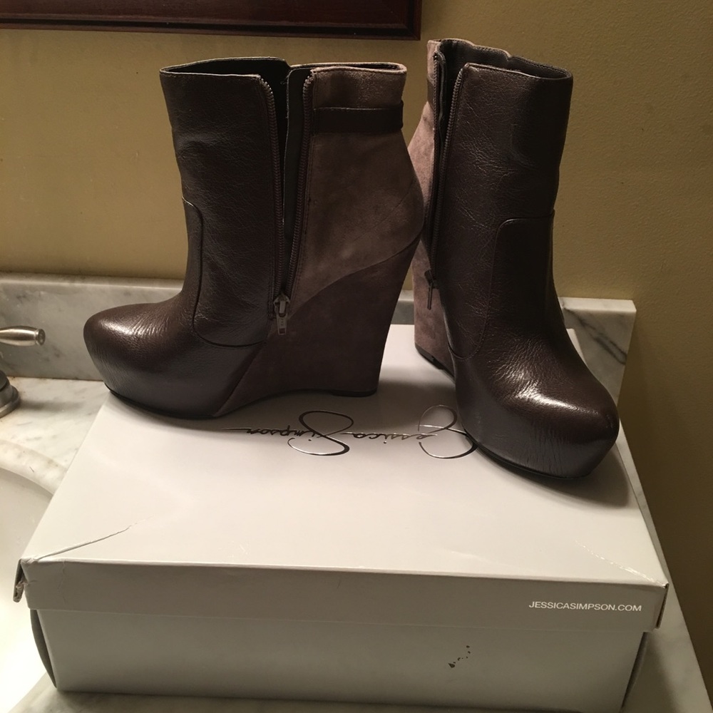 Beautiful Jessica Simpson platform bootie - Picture 3 of 5
